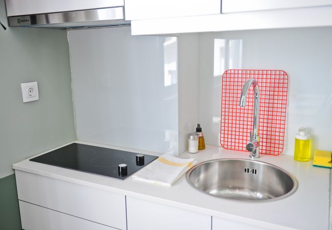 Apartment in Lisbon - Red, Red Wine in Lisbon by Misha's Place (3B) Apartment in Lisbon - Red, Red Wine in Lisbon by Misha's Place (3B)