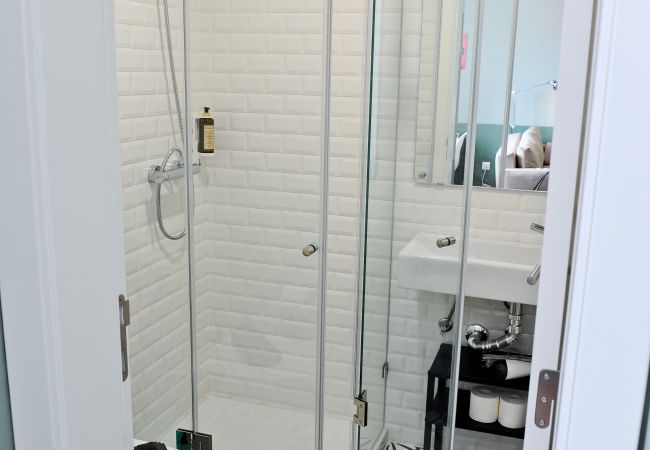 Apartment in Lisbon - Red, Red Wine in Lisbon by Misha's Place (3B) Apartment in Lisbon - Red, Red Wine in Lisbon by Misha's Place (3B)