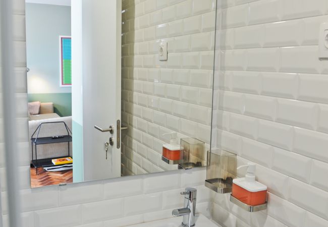 Apartment in Lisbon - Red, Red Wine in Lisbon by Misha's Place (3B) Apartment in Lisbon - Red, Red Wine in Lisbon by Misha's Place (3B)